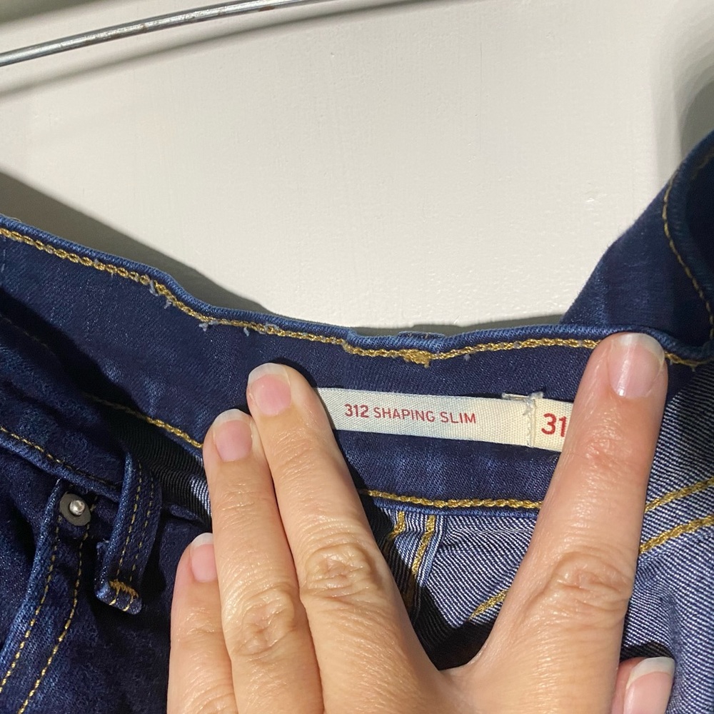 Levi’s 312 Shaping Slim Straight Leg Jean  Size 31L